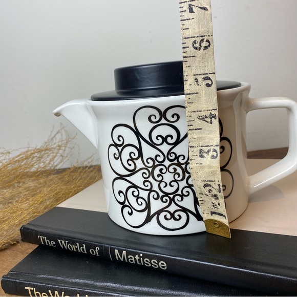 Johnson Bros England MCM Teapot, Medallion Design - Picture 12 of 12